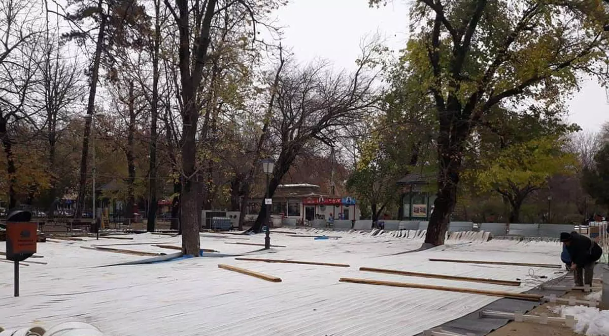 Ce “ispravă” a făcut municipalitatea din Focșani. Patinoarul pentru sărbătorile de iarnă va fi montat în Parcul Central, printre copaci și un stâlp de electricitate