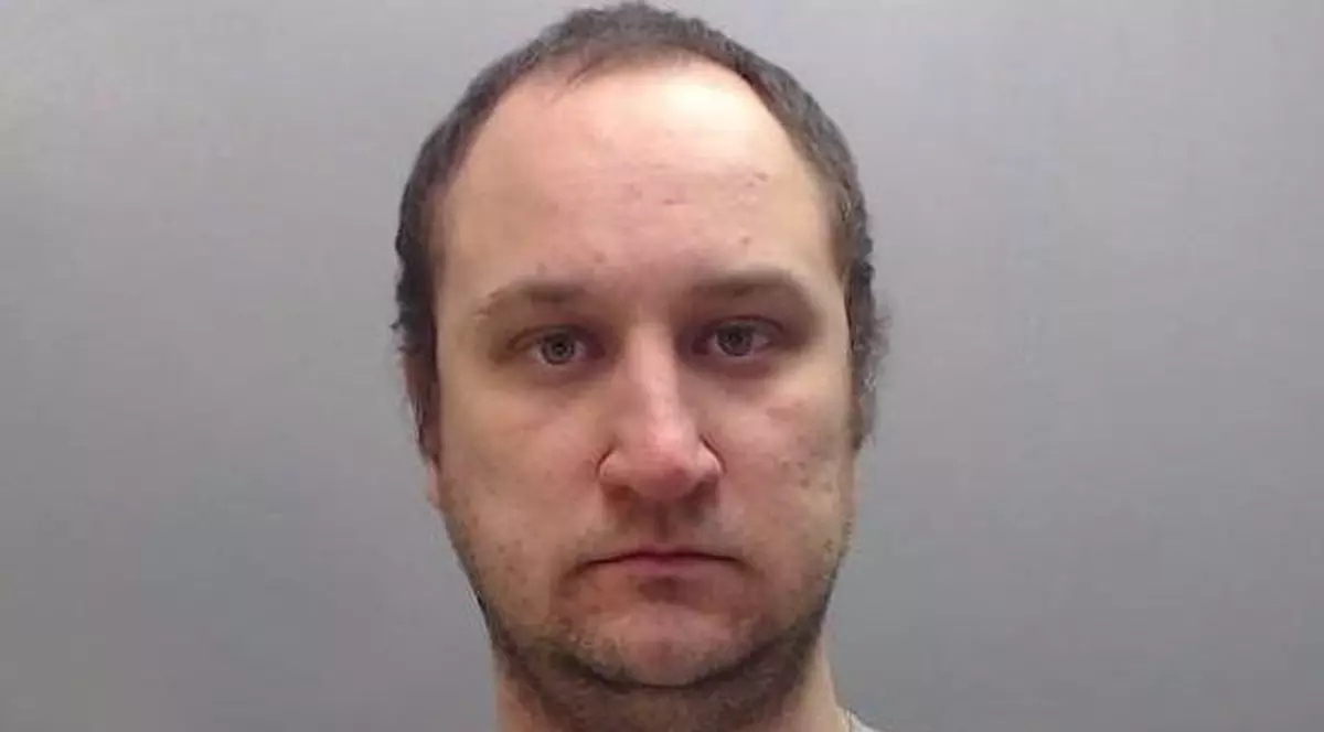 Un polițist pedofil este cercetat după ce a violat o fată în vârstă de 13 ani. Mesajele bolnave trimise de bărbat victimei lui