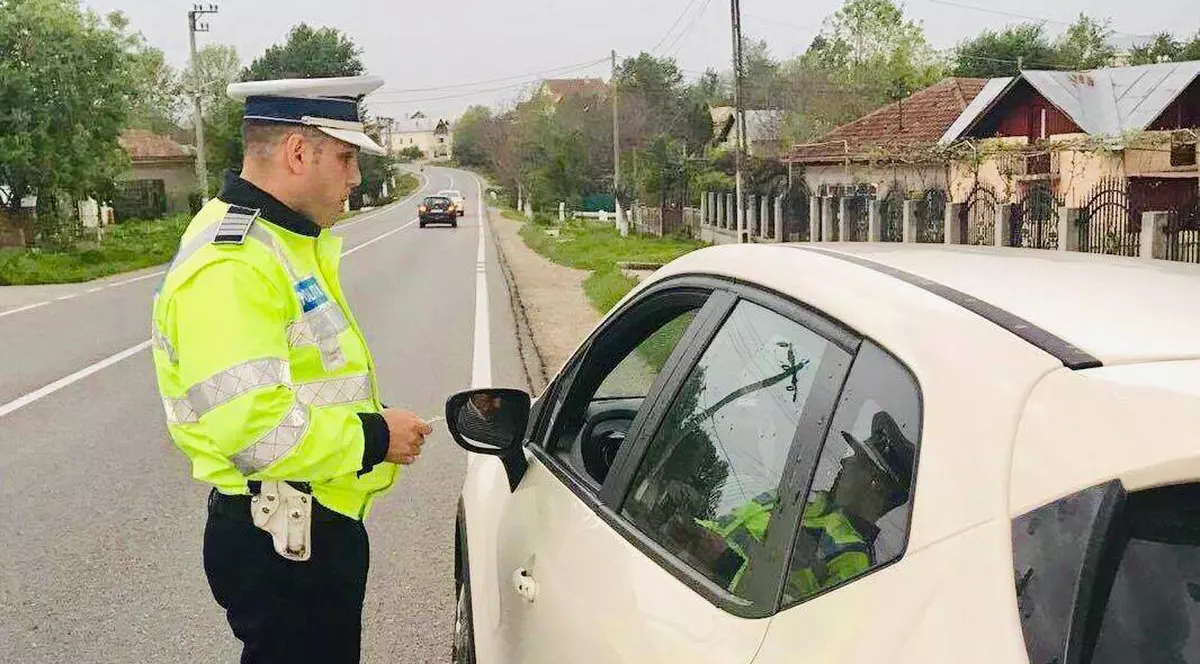 Dialogul dintre un polițist și un șofer. Polițist rutier care a oprit un șofer cu un SUV alb pe dreapta