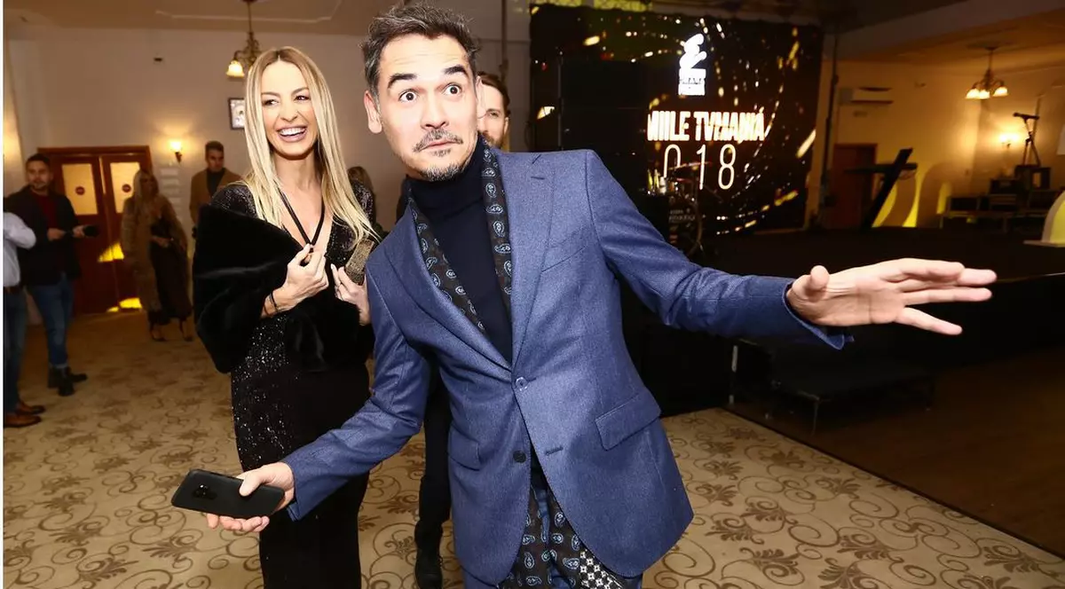 Premiile TV Mania 2018, decernate la Palatul Ghica. Trofeele de la Premiile TV Mania 2018. Echipa de la Neatza, Răzvan Simion, Dani Oțil și Flavia Mihășan