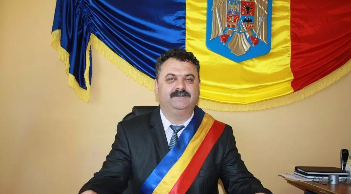 Primarul prins la furat într-un hotel nu este la prima abatere. A fost filmat cu un parfum, la supermarket, pe când era polițist comunitar