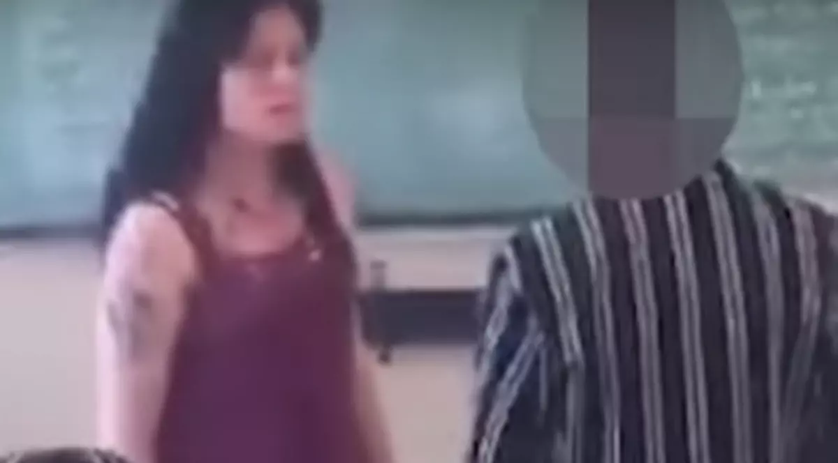 Un elev a fost filmat când a agresat profesoara: 