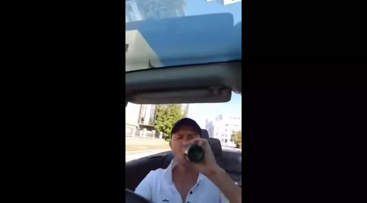 s-a filmat live pe Facebook în timp ce conducea și consuma alcool