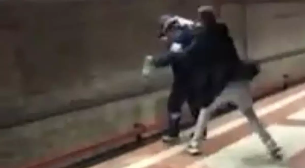 Imagini șocante în stația de metrou Piața Sudului. Un student a salvat un om care voia să se arunce în fața trenului