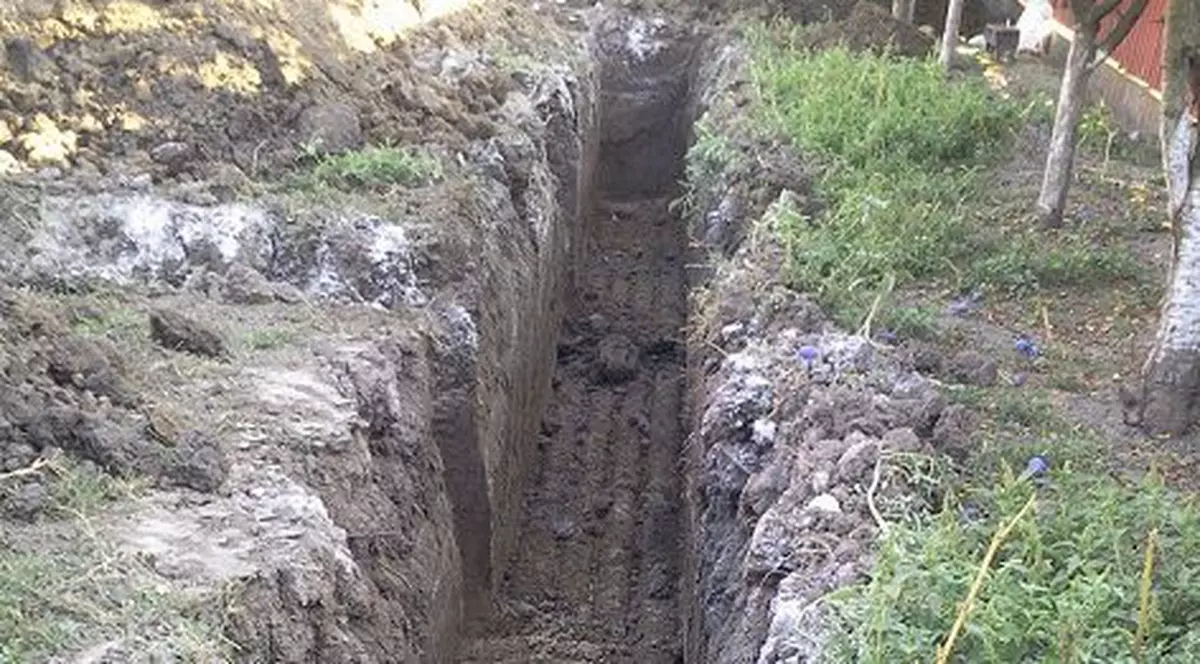 Un ploieștean a săpat un șanț pentru un gard și a avut un șoc. Surpriza de pe strada Buna Vestire