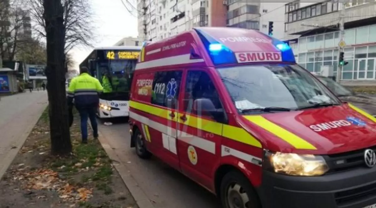 Un bărbat din Iași și-a rupt mâna în autobuz, din cauza unei frâne bruște