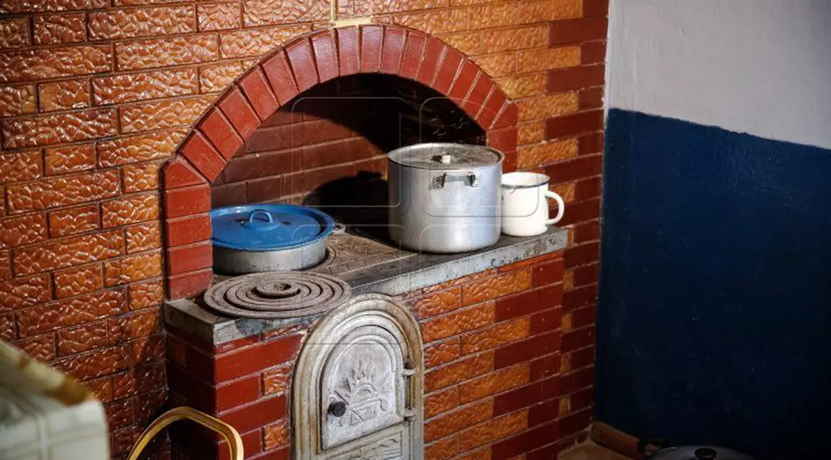 un-copil-de-sapte-luni-ajuns-la-reanimare-dupa-ce-sora-lui-aprins-focul-soba-explodat