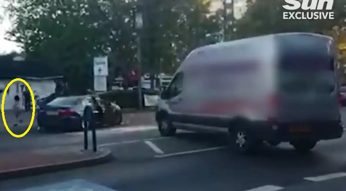 Un copil a fugit din mașina atacată de șoferul dement