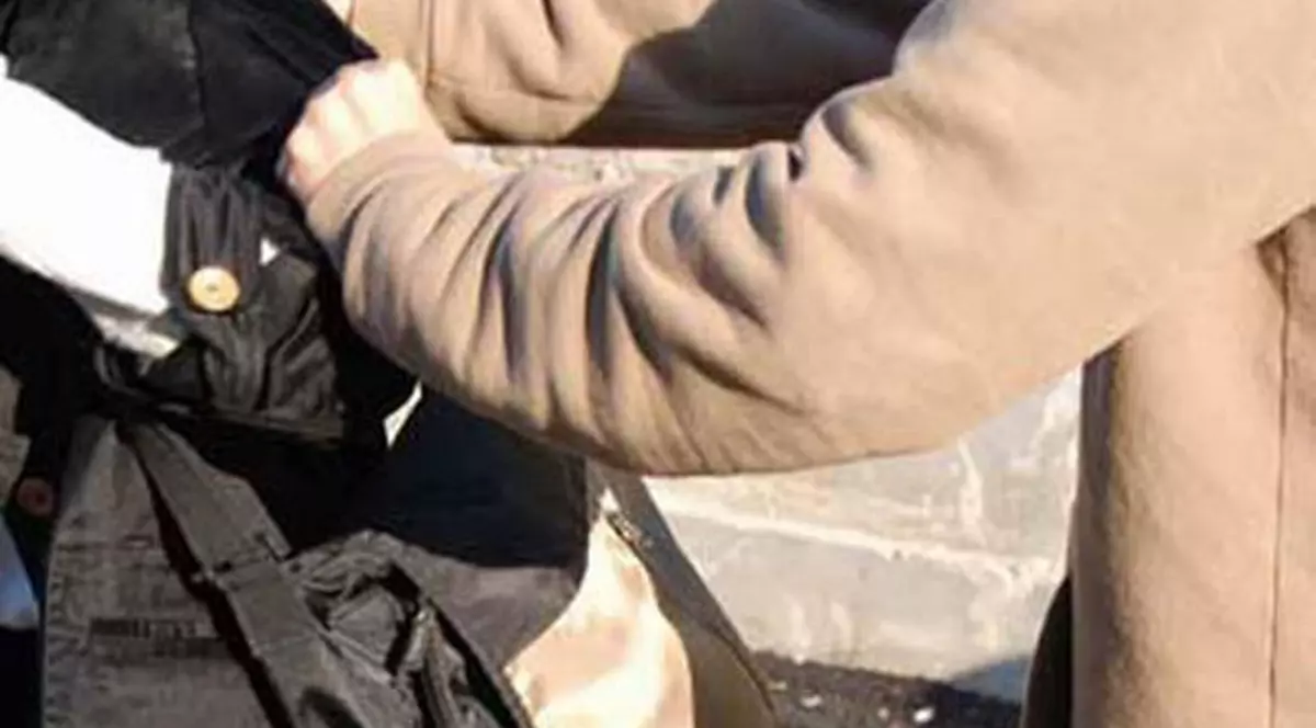 O fetiță de 11 ani din Iași a fost tâlhărită pe stradă. Tocmai ieșise de la școală