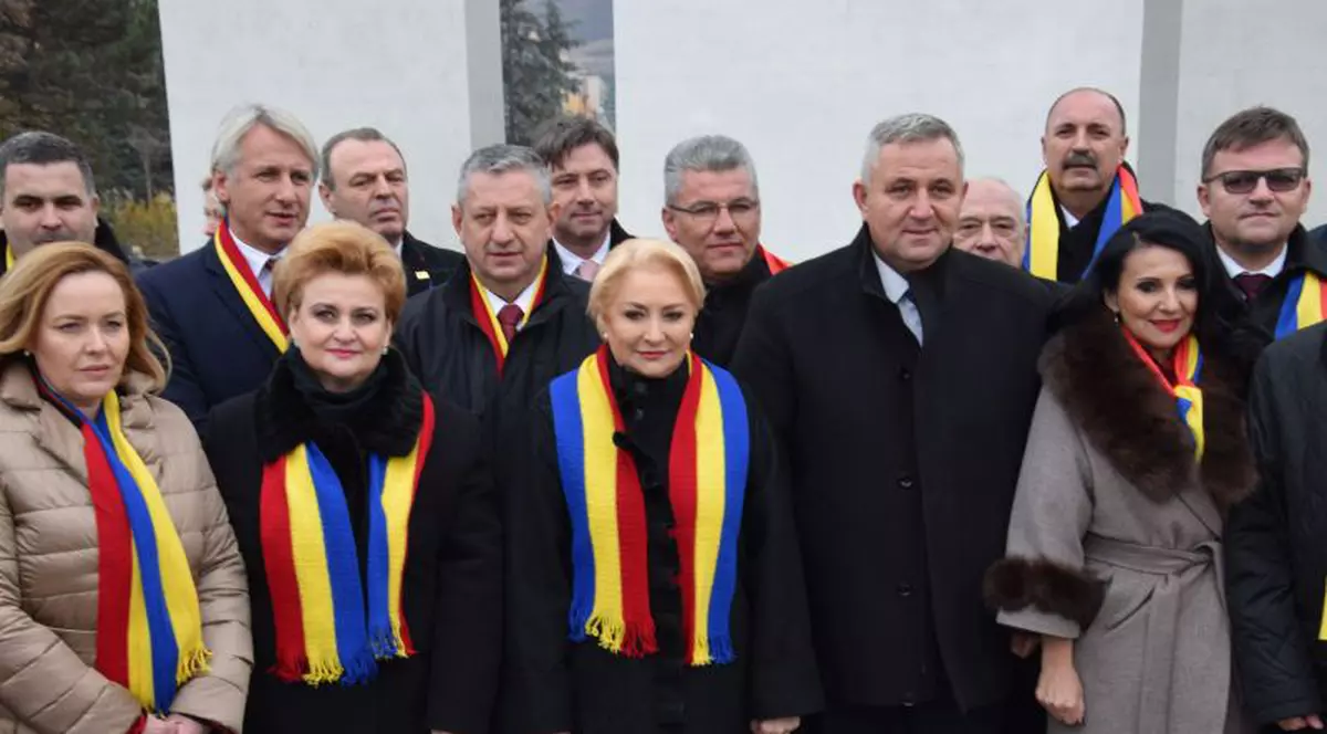 Membrii Guvernului au fost huiduiți la la Alba Iulia. Ce a spus ministrul Teodorovici despre aceste manifestări