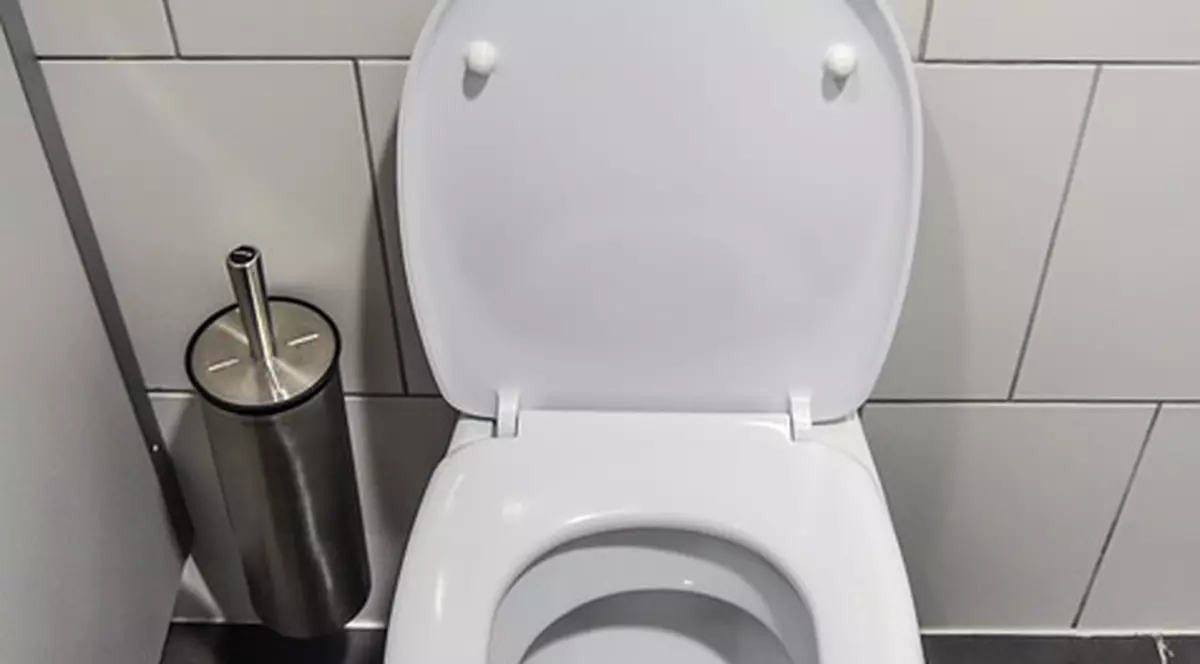 Toaletă modernă închisă, la o școală din Botoșani. Toaleta modernă din Botoșani, care stă închisă de 4 luni. Vas de WC, cu o perie alături