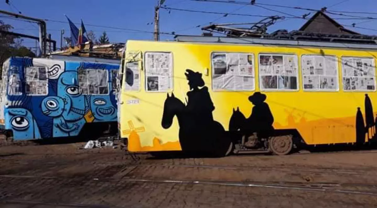 Două tramvaie pictate circulă prin București. Cele două tramvaie pictate, care circulă prin București