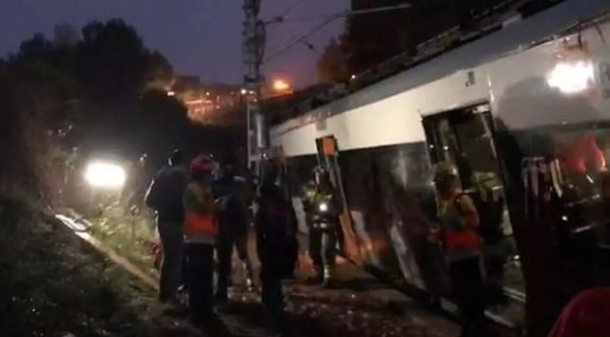 Un tren de pasageri a deraiat în apropiere de Barcelona! Cel puțin un mort și cinci răniți