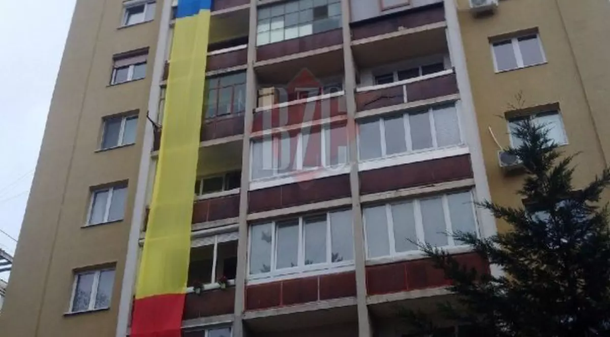 Un tricolor imens a fost arborat pe un bloc din Gheorghieni, cu ocazia Centenarului