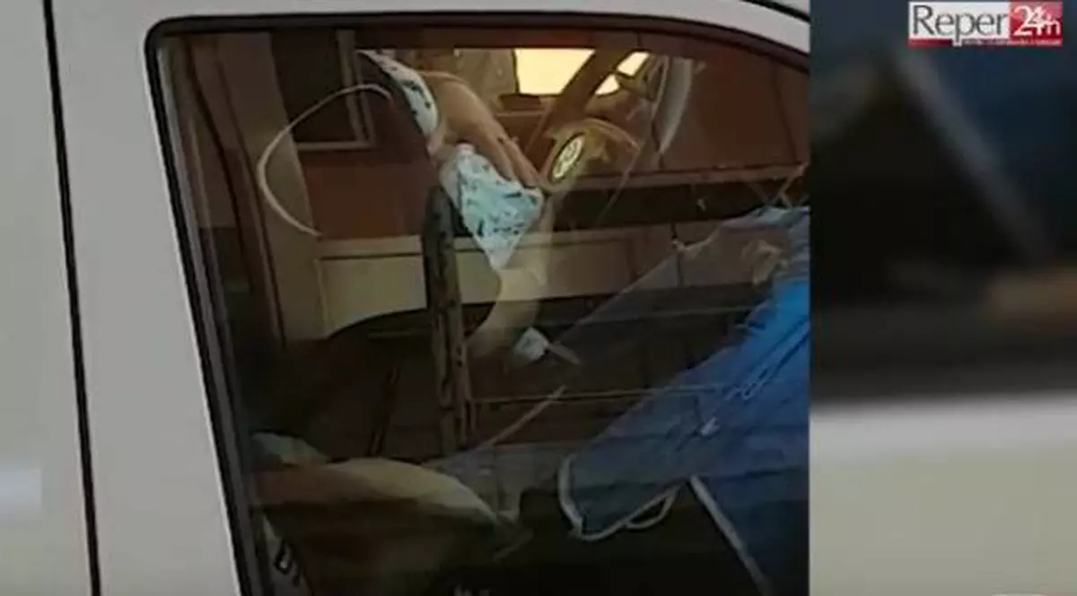 Un bebeluș a fost alăptat într-o mașină cu care se transportă morții