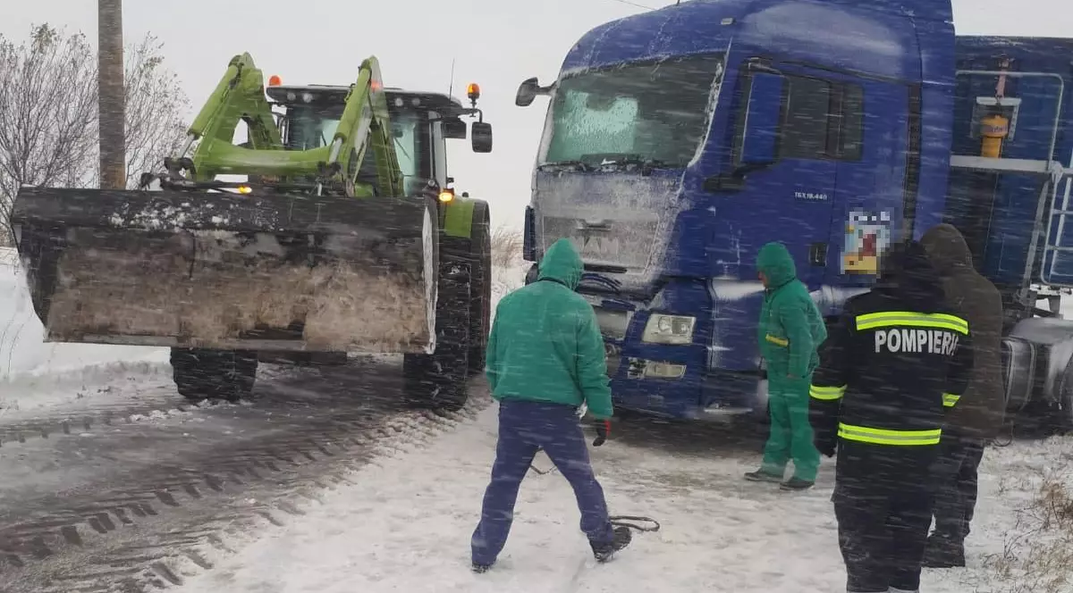 Restricţii de circulaţie pentru autovehiculele de mare tonaj, în Constanța. Camion blocat în zăpada