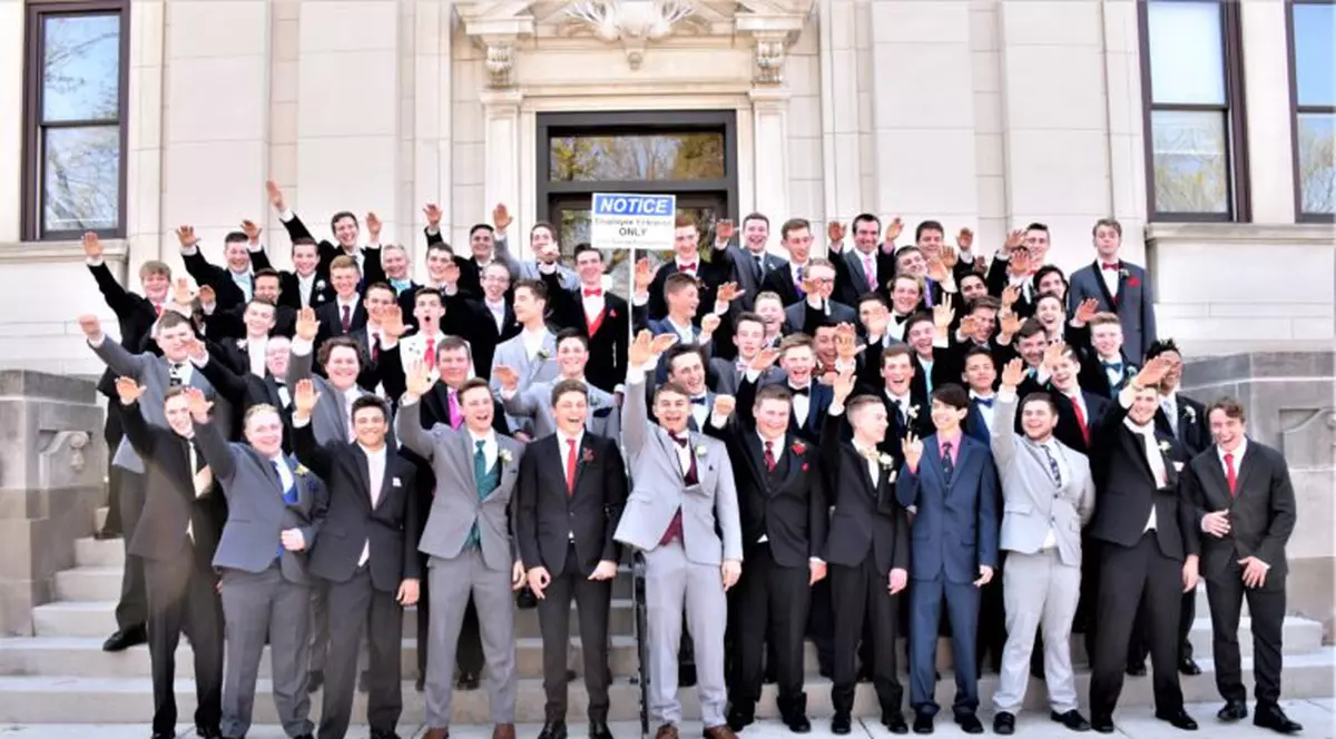 Zeci de elevi ai unei școli din Statele Unite s-au pozat făcând salutul nazist