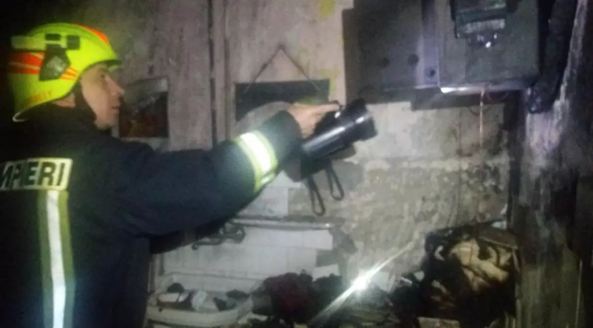 Incendiu puternic la Spitalul Judeţean Satu Mare. 30 de persoane au fost evacuate