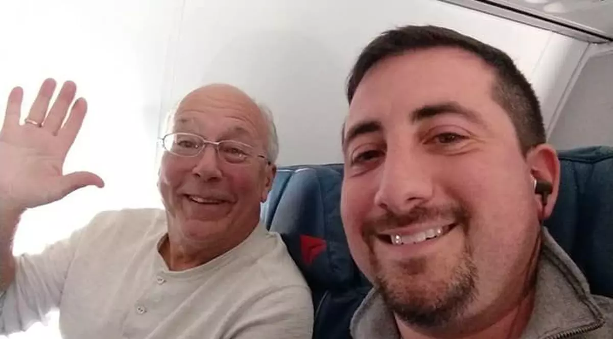 Un tată și-a cumpărat bilete de avion pentru a petrece Crăciunul alături de fiica lui