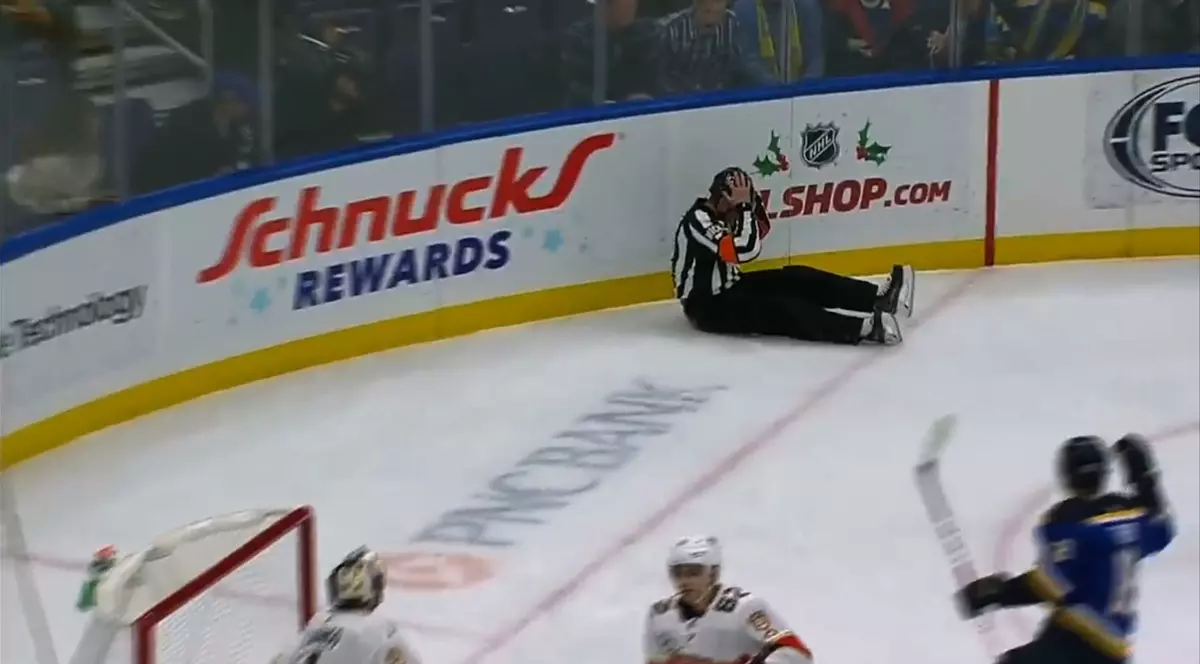 VIDEO | N-ați mai văzut niciodată așa ceva. Arbitrul a marcat un gol în meciul dintre Florida Panthers și St. Louis Blues, din NHL. Reușita cu ”zona sensibilă” n-a fost validată