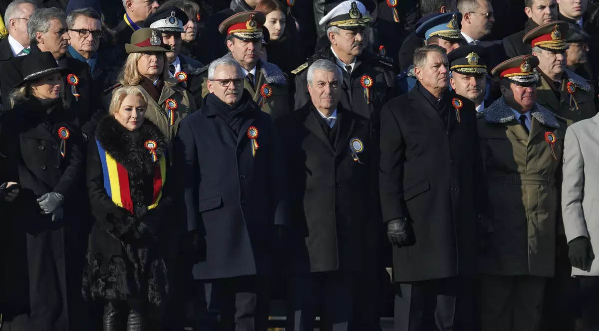 Liviu Dragnea a venit la parada de 1 Decembrie din București, în ciuda interdicției medicului