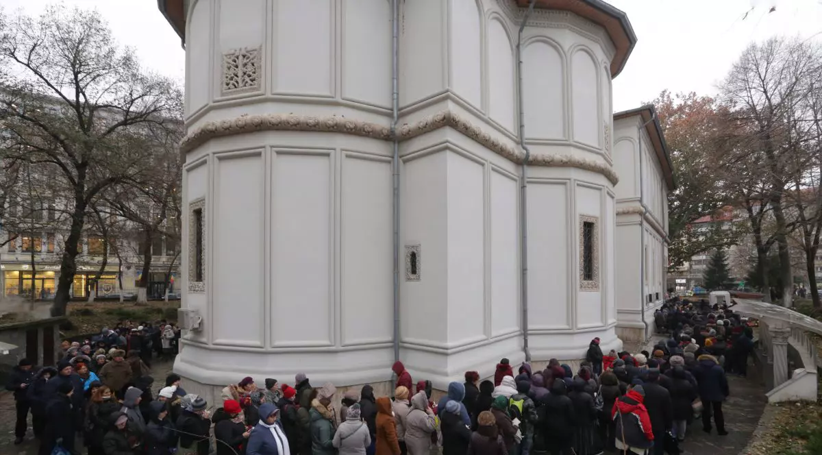 Credincioșii au stat la coadă, ca să se închine la moaștele Sf. Nicolae de la Biserica Sf. Gheorghe Nou din București