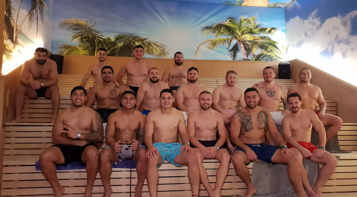 Rugbiștii de la CSM București, goi la bazin! ”Tarzan”, lider în junglă