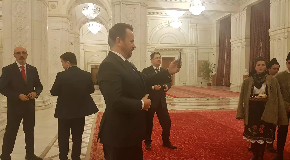 VIDEO. Parlamentarii PSD au ascultat colinde, s-au cinstit cu pălincă şi au mâncat slănină, în timp ce Opoziţia citea moţiunea de cenzură