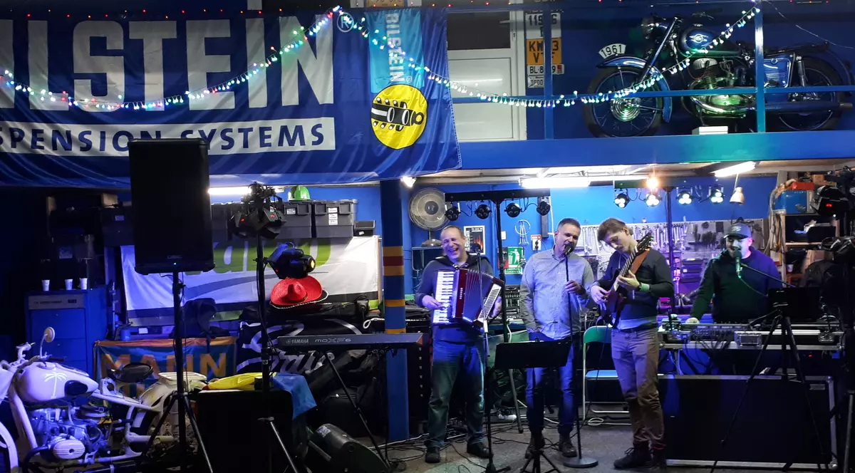 Vali Crăciunescu, SIR Blues Vali Răcilă și Dan Blueman au cântat aseară într-un service auto, printre motociclete recondiționate