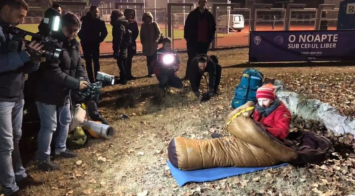 Sub cerul liber, cu cel care a cucerit Everestul. Motivul pentru care zeci de timișoreni au dormit în cort, pe stadion