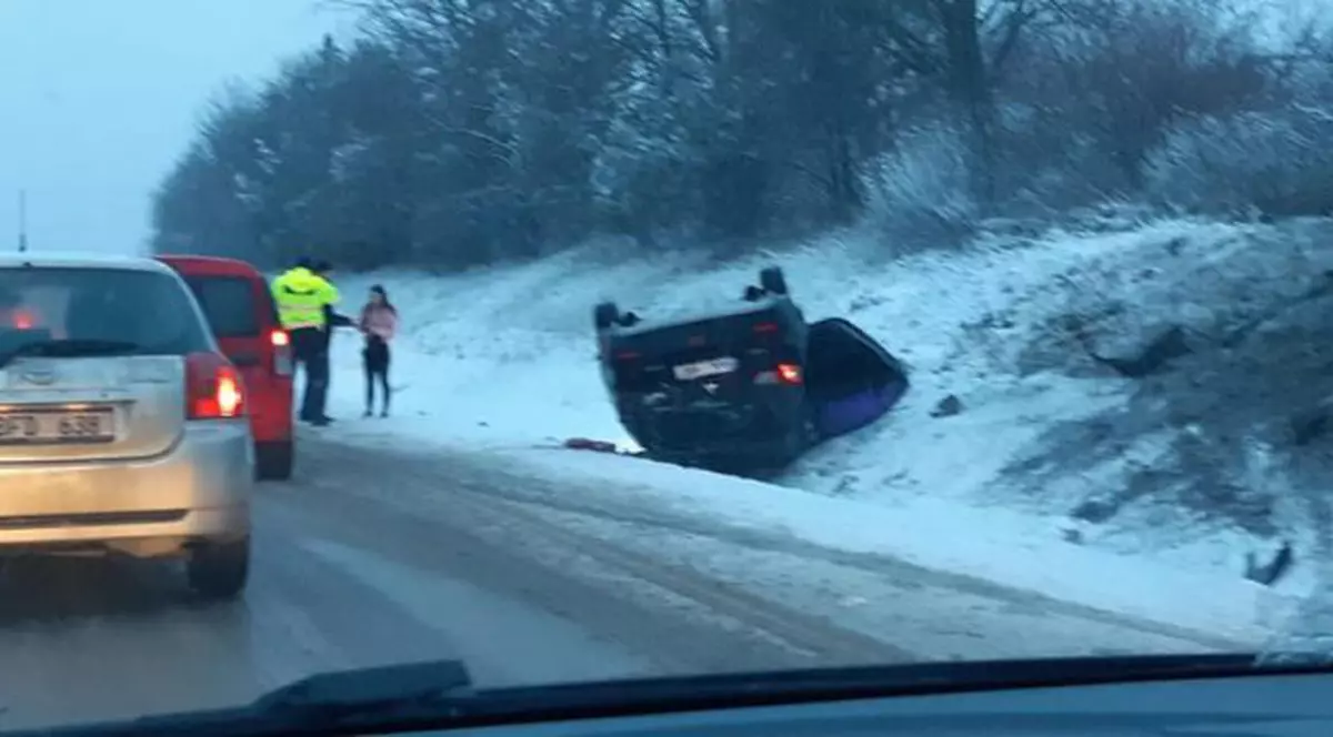 Incident în trafic: o mașină s-a răsturnat în șanț. Reacție neașteptată: "Totul e super!"