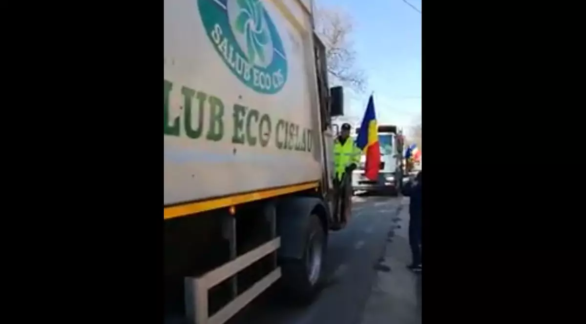 La Cislău, la "parada" de 1 Decembrie au venit căruțe, mașina de la salubritate și un excavator!