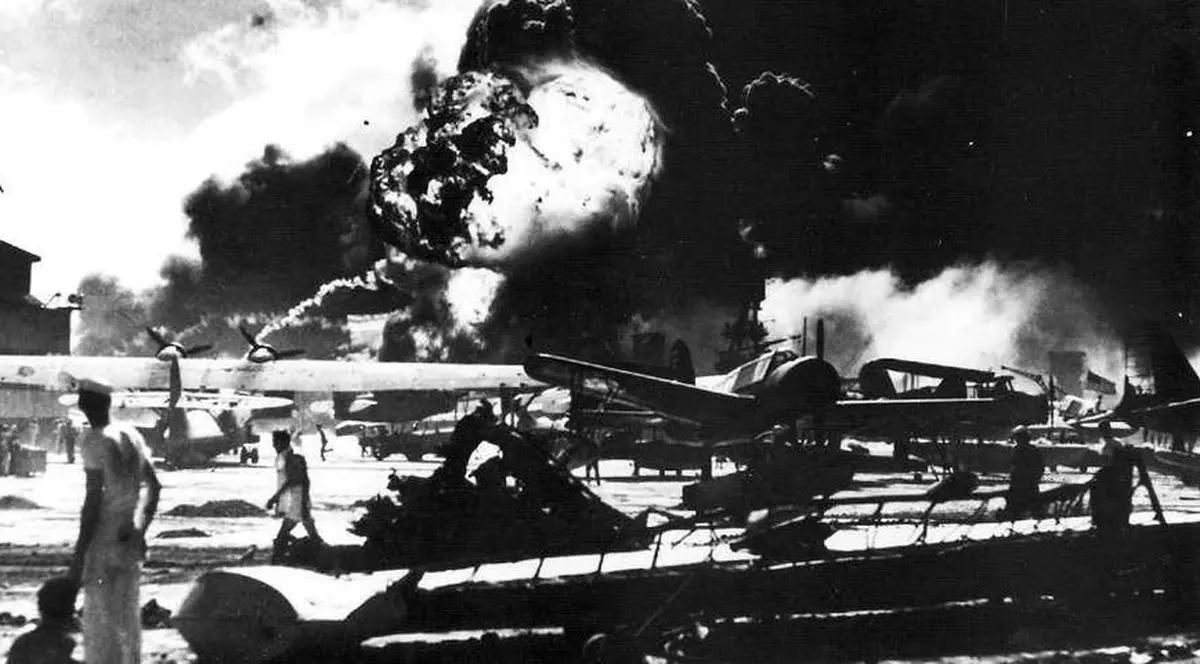 77 de ani de la atacul japonez de la Pearl Harbor. Fotografii incredibile din timpul masacrului
