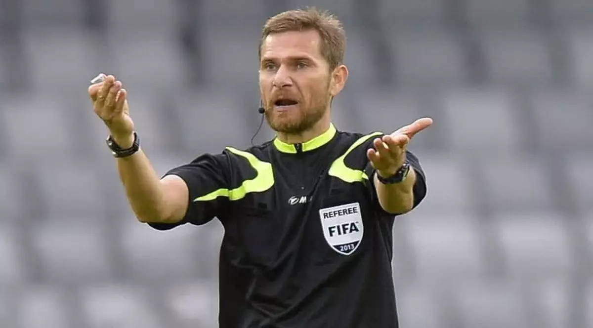 Alexandru Tudor a pus fluierul în cui după 21 de sezoane! Arbitrul-evlavios care conduce și azi un „bolid” de 200 de ori mai ieftin decât limuzina lui Rednic și vechi de 20 de ani!