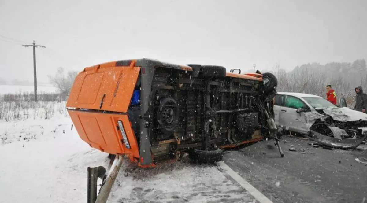 UPDATE/ Ce au aflat polițiștii despre șoferul vinovat de producerea accidentului din județul Sibiu. Zece oameni au ajuns la spital din această cauză