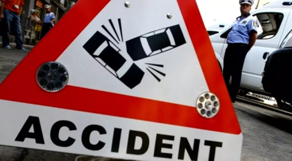 Accident auto grav la Câinenii Mari. Indicator de avertizare "Accident"