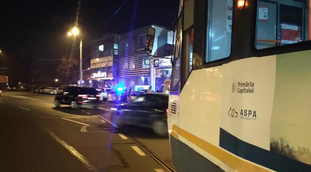 Un tramvai și două mașini au fost implicate într-un accident în București, la Piața Muncii