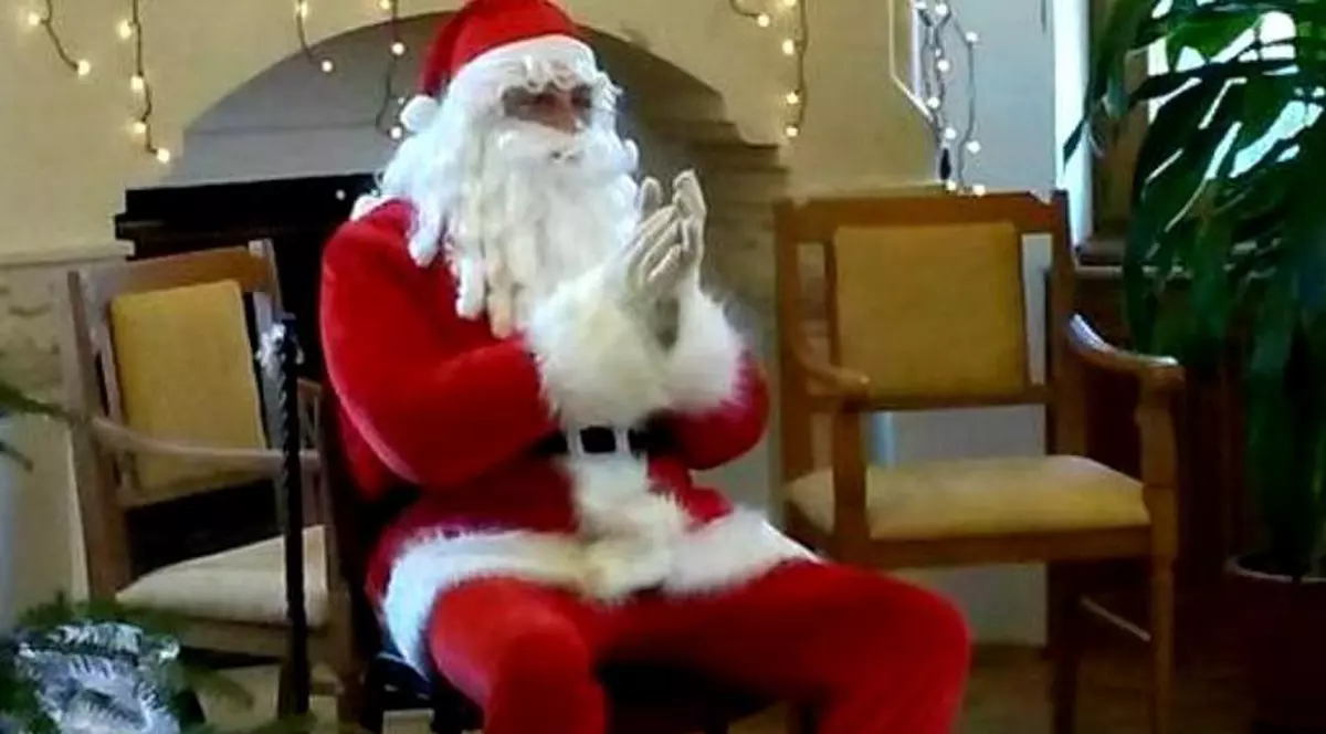 De nouă ani, în rolul lui Moș Crăciun. Un tânăr actor din Buzău povestește cele mai triste experiențe: "Nu e ușor să vezi orfani bucurându-se că primesc o banană"