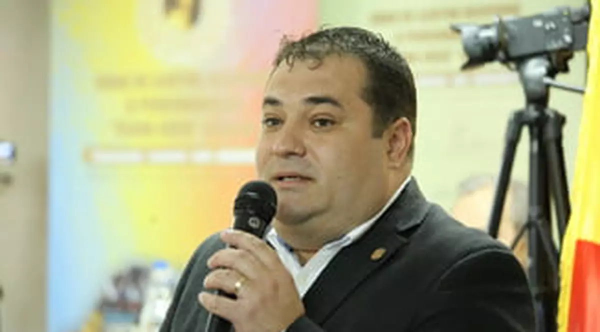 Un deputat PSD a fost huiduit de ziua națională, după ce s-a legat de naționalitatea președintelui Klaus Iohannis, jignindu-l totodată și pe Regele Ferdinand. Adrian Solomon a fost taxat de către mulțime strânsă la Bârlad, la manifestările dedicate Centenarului și zilei de 1 decembrie
