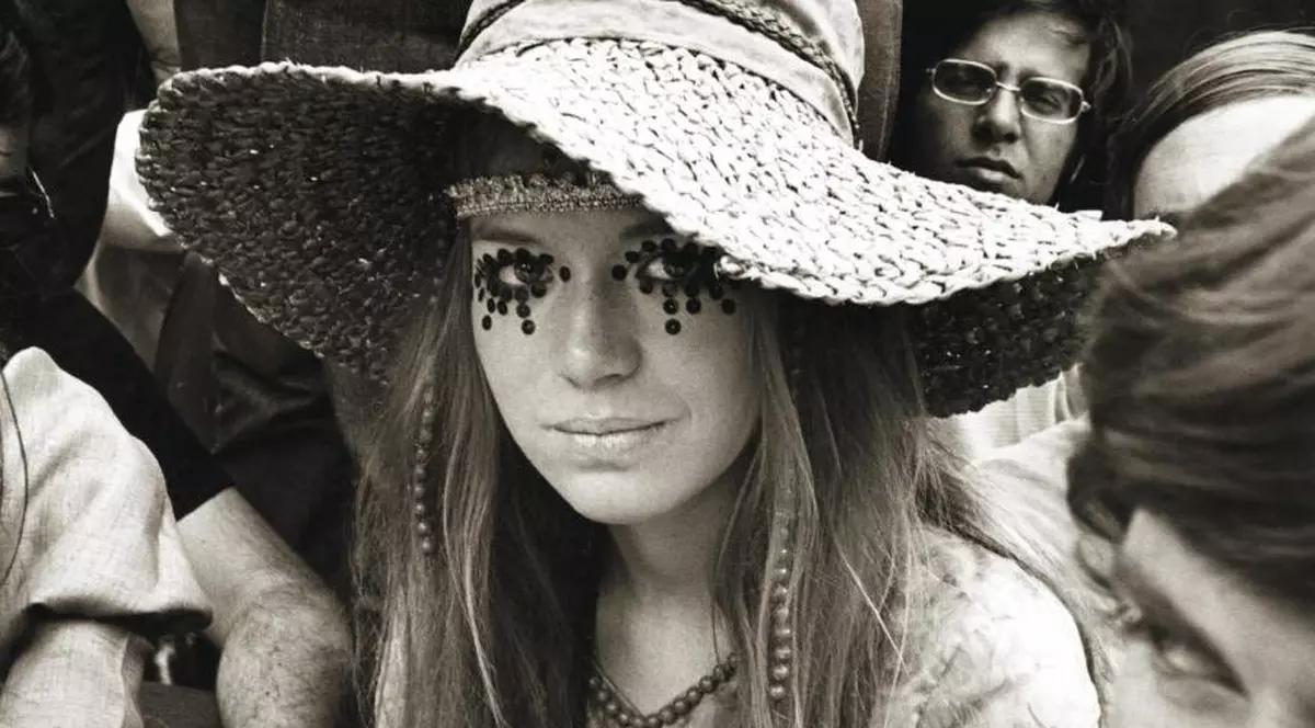 Tinere hippioate goale-pușcă, pe străzile din Londra! Fotografiile unui german publicate într-un album de lux