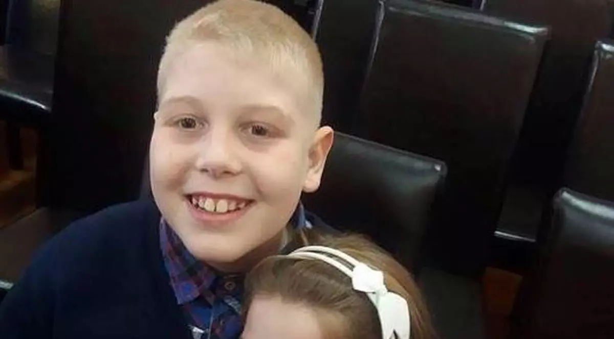 Auxiliarul școlar pentru copiii cu autism este online. Alexandra și Vlad, elevul cu autism pentru care Alexandra a creat special un auxiliar școlar cu fișe