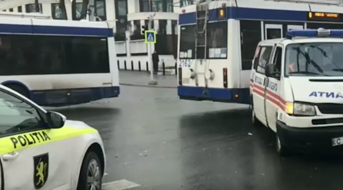 Accident între mașina de poliție și o ambulanță! Ambele vehicule aveau girofarurile pornite!