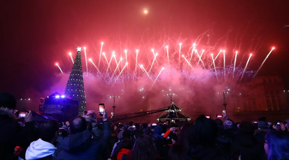 GALERIE FOTO | Am intrat în anul 2019! 60.000 de bucureșteni în stradă în noaptea de Revelion! Focul de artificii din Piaţa Constituţiei a durat 15 minute!
