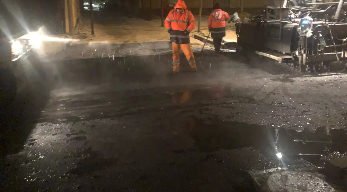 VIDEO VIRAL | Imaginile zilei vin din Craiova. Drumarii au asfaltat o stradă în timp ce ningea abundent!