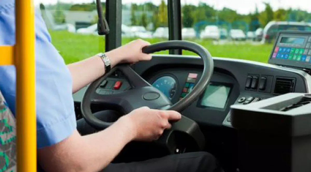 Un tânăr de 17 ani a furat un autobuz și s-a plimbat cu el prin oraș