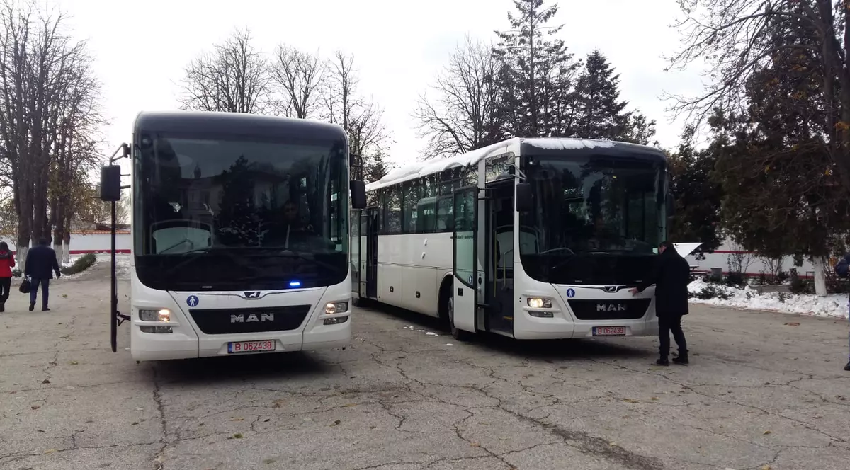 Gardienii de la „Jilava” vor merge la serviciu cu autobuze noi. Este vorba despre două mijloace de transport cumpărate din bugetul de stat cu 911.000 de lei cu TVA fiecare.
