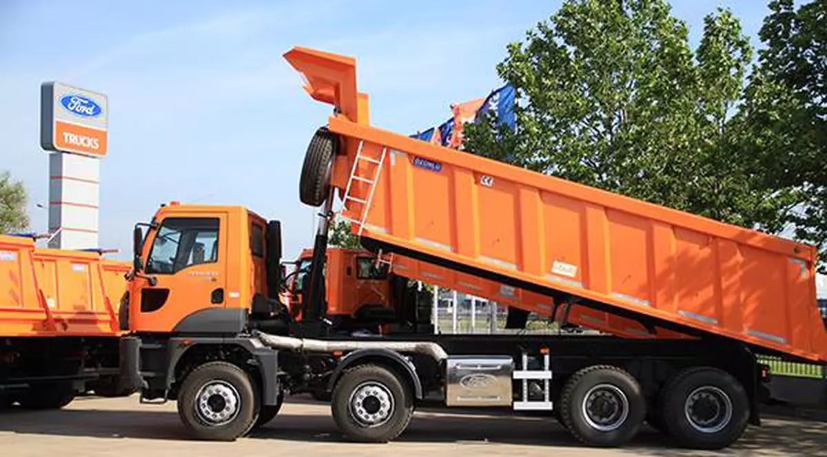 CNAIR a cumpărat 103 basculante Ford. Basculantă Ford, cu bena ridicată