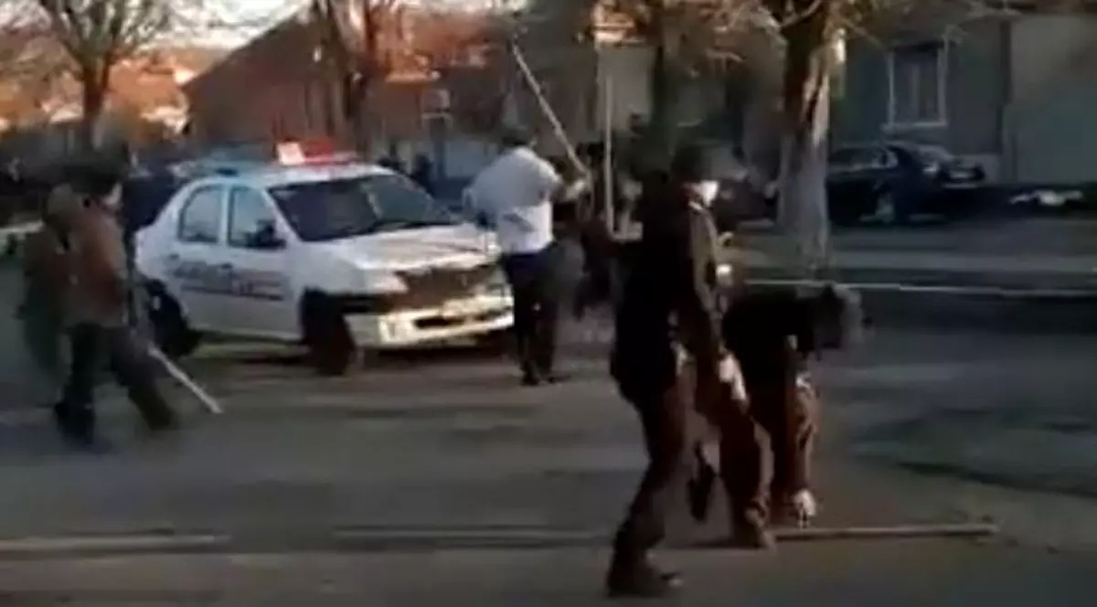13 rețineri după bătaia din Calafat. Captuyră video cu bătaia din Calafat