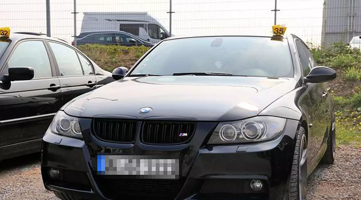 Poliția germană a luat o măsură dură față de românii și bulgarii care atârnă la stat. Le-a confiscat mașinile de lux cu care merg să-și ridice ajutoarele sociale