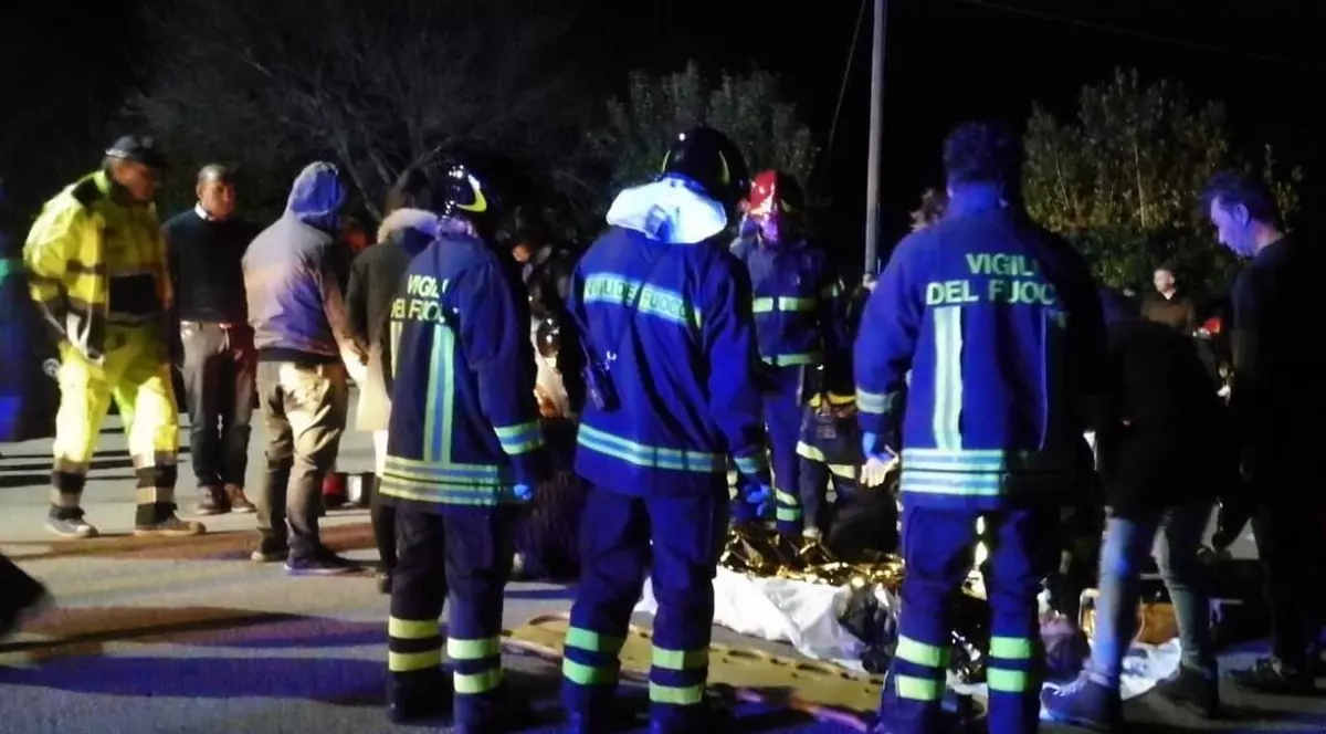 Busculadă într-un club din Italia. Forografie de la tragedie, cu pompieri și medici ajutând victimele